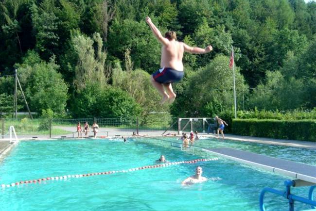 Schwimmbad Unterer Reiat - springender Knabe