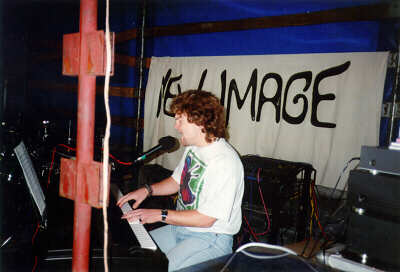 Chris Glarner der Piano Man. Grösserer Umfang von 17¼ KB
