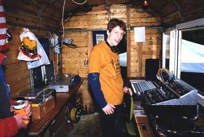 Armin beim Platten auflegen im Musikwagen. Gr&ouml;sserer Umfang von 15&frac12; KB