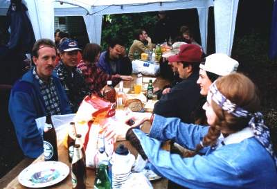 G&auml;steschar beim Picknicken in einem Pavillon. Gr&ouml;sserer Umfang von 21&frac12; KB