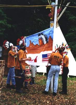 Die Partycrew zieht die Indianerflagge hoch. Gr&ouml;sserer Umfang von 24&frac34; KB