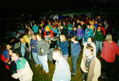 Konzert-Publikum im Dunkeln. Grösserer Umfang von 16 KB