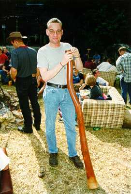 Oliver Arnosky mit Didgeridoo in der Hand. Grösserer Umfang von
20½ KB