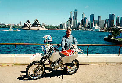Rolf hinter seinem Motorrad in Australien. Grösserer Umfang von
27½ KB