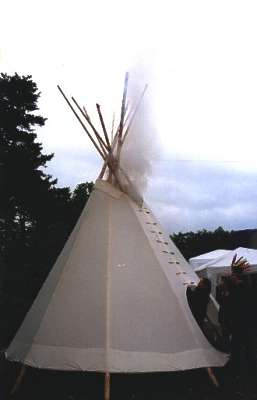 Selbstgebautes Tipi mit Rauch. Gr&ouml;sserer Umfang von 7&frac34; KB