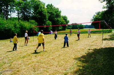 Festteilnehmer am
Volleyballspiel. Grösserer Umfang von 29¼ KB